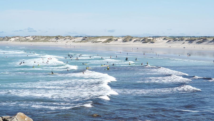 Surfeur sur la plage de la pointe de la torche