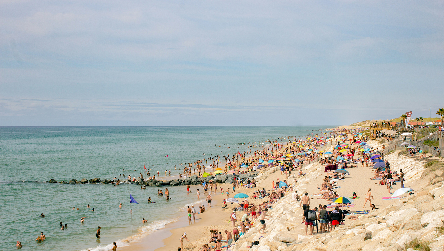 Surfeur sur la plage de Lacanau